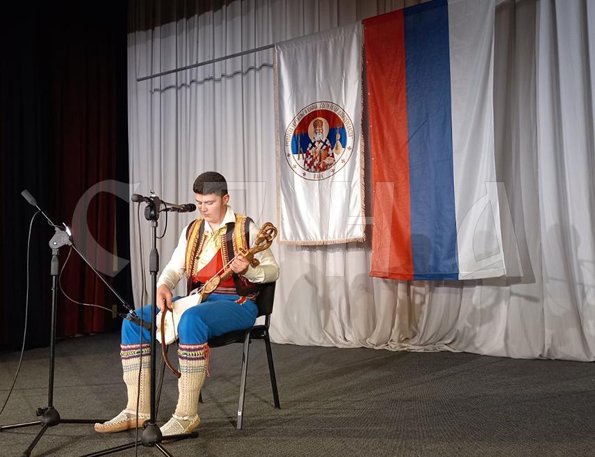 ПАЛЕ, 5. ДЕЦЕМБРА /СРНА/ - Гусларско Удружење и школа "Свети Петар Дабробосански"  из Пала вечерас је приредило вече српске културе у циљу промоције епског стваралаштва и српске културне баштине.