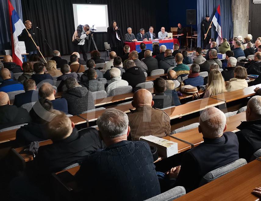 ДОБОЈ, 5. ДЕЦЕМБРА /СРНА/ - У Добоју је вечерас представљена монографија "Гарда - душа Републике Српске", аутора Жељка Дакића, у којој је описан ратни пут Прве гардијске моторизоване бригаде Главног штаба Војске Републике Српске у Одбрамбено-отаџбинском рату и истакнут значај њених припадника у одбрани српског народа на овом простору.