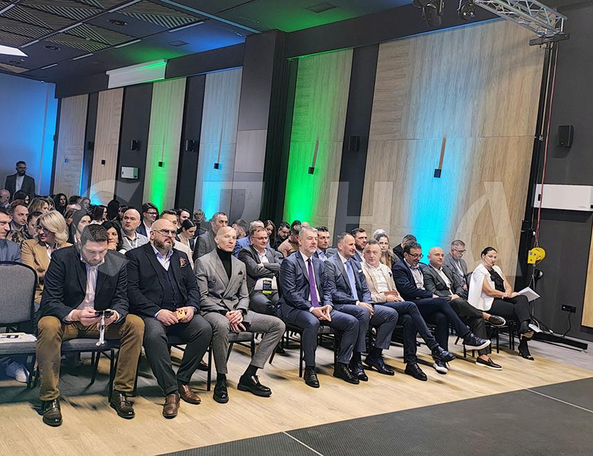 ЈАХОРИНА, 6. ДЕЦЕМБРА /СРНА/ - На Јахорини је отворен Симпозијум "Дигитална /р/еволуција" који је окупио око 500 учесника из области стоматологије, на којем ће бити разговарано о дигиталној технологији у овој области.