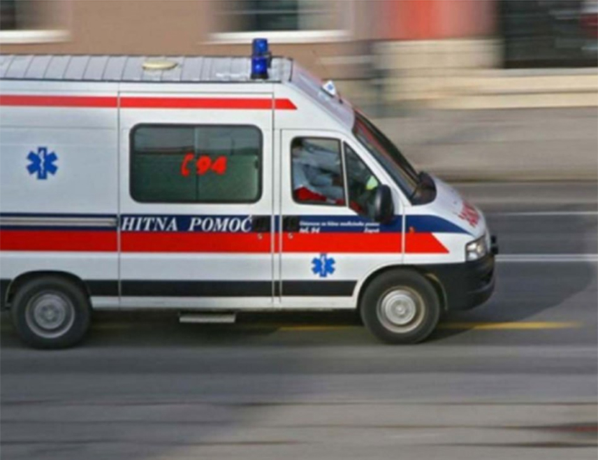 РИЈЕКА, 6. ДЕЦЕМБРА /СРНА/ - Жена која је јутрос пронађена тешко повријеђена на стубишту једне зграде у Ријеци преминула је упркос напорима љекара, саопштено је из приморско-горанске полиције.