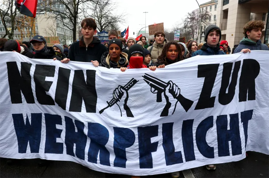 БЕРЛИН, 6. ДЕЦЕМБРА /СРНА/ - Хиљаде демонстраната изашле су на улице широм Њемачке протестујући због закона о војсци који је усвојио њемачки парламент.