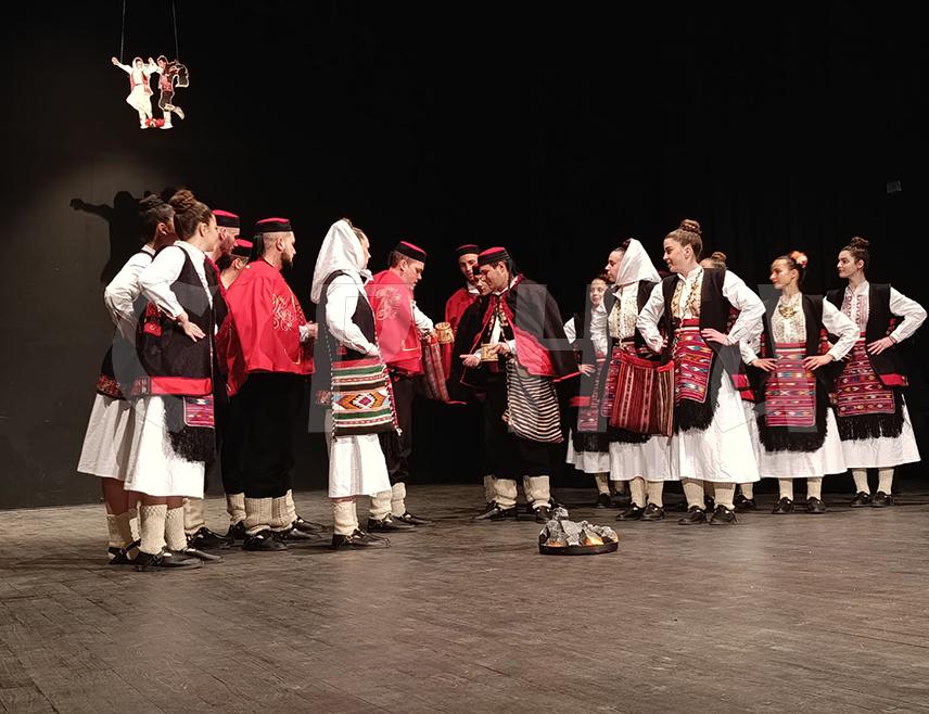 ДРВАР, 6. ДЕЦЕМБРА /СРНА/ - Културно-умјетничка друштва из Мркоњић Града и Ансамбл народних игара и пјесама из Шипова представили су се вечерас на Међународној смотри фолклора у Дрвару која је окупила учеснике из Републике Српске, Србије и Хрватске.