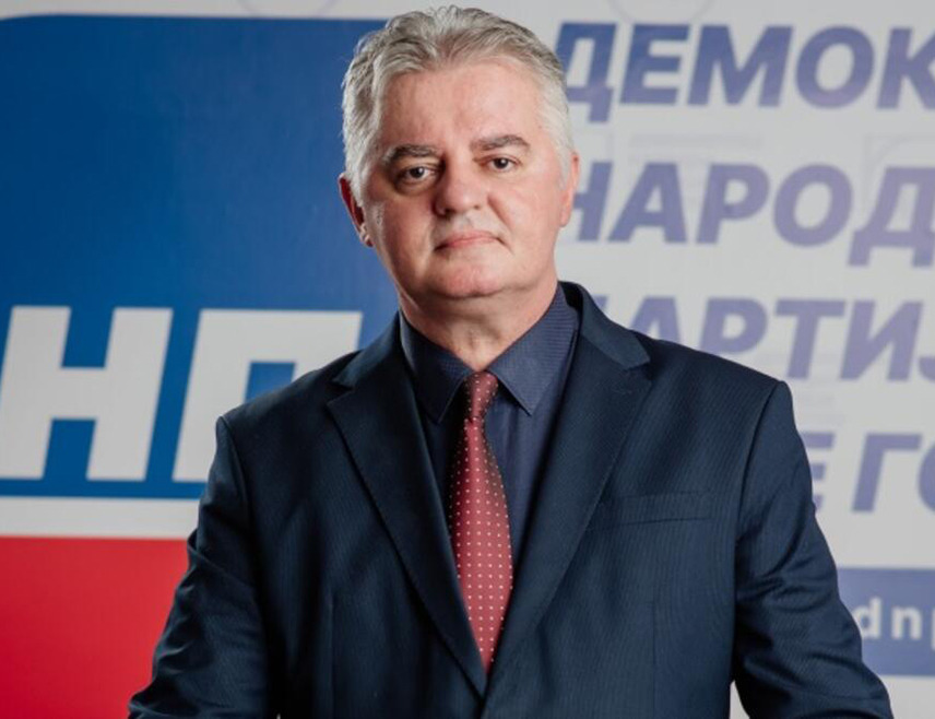 ПОДГОРИЦА, 6. ДЕЦЕМБРА /СРНА/ - Статус српског језика којим говори већина народа у Црној Гори требало би ријешити прије чланства у ЕУ, изјавио је потпредсједник Демократске народне партије Драган Бојовић.