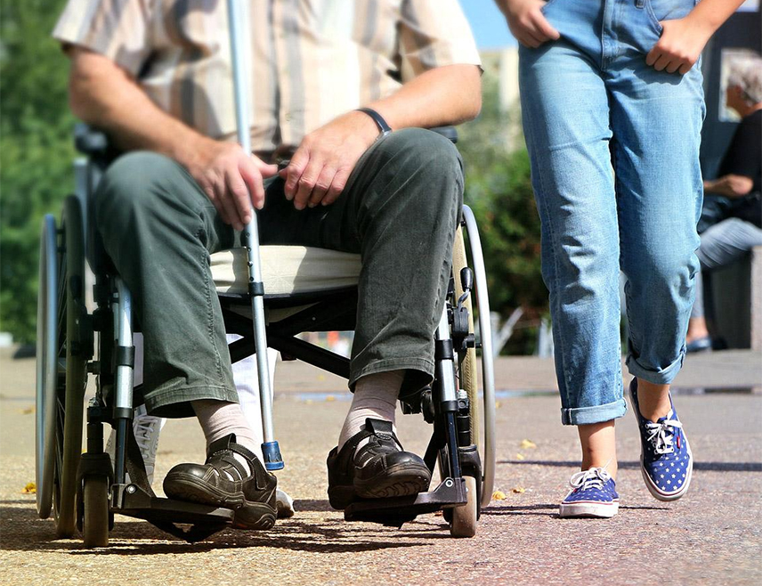 ДОБОЈ, 7. ДЕЦЕМБРА /СРНА/ - Услуга персоналног асистента лицу са инвалидитетом је потреба, али се тренутно законско рјешење није показало добро у пракси, рекла је Срни Јелена Мишић, кординатор кампање за увођење персоналне асистенције у Добоју.