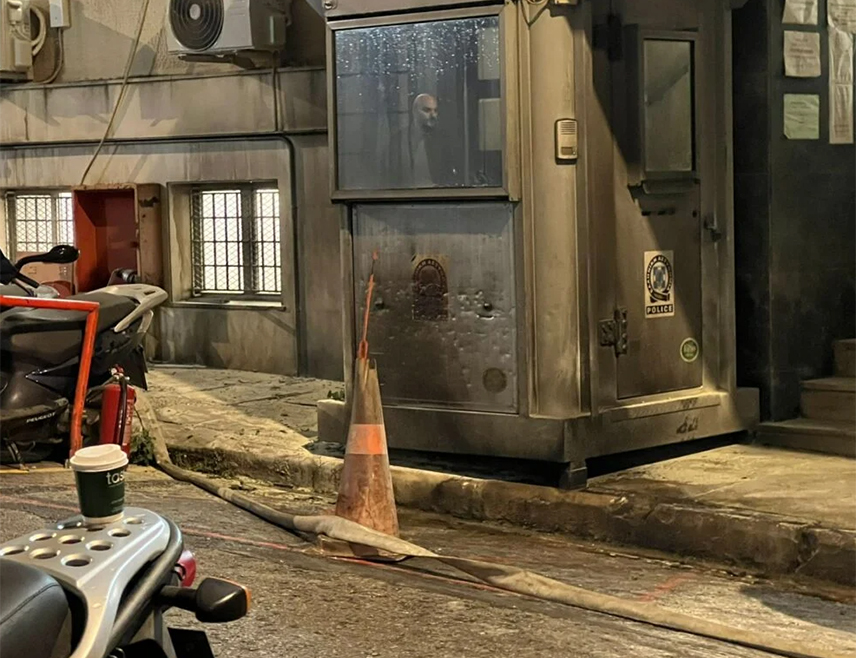 АТИНА, 7. ДЕЦЕМБРА /СРНА/ - Непозната лица бацила су вечерас Молотовљев коктел на полицијску станицу у Атини, повријеђених нема, али је причињена штета на улазу и на паркираном возилу.