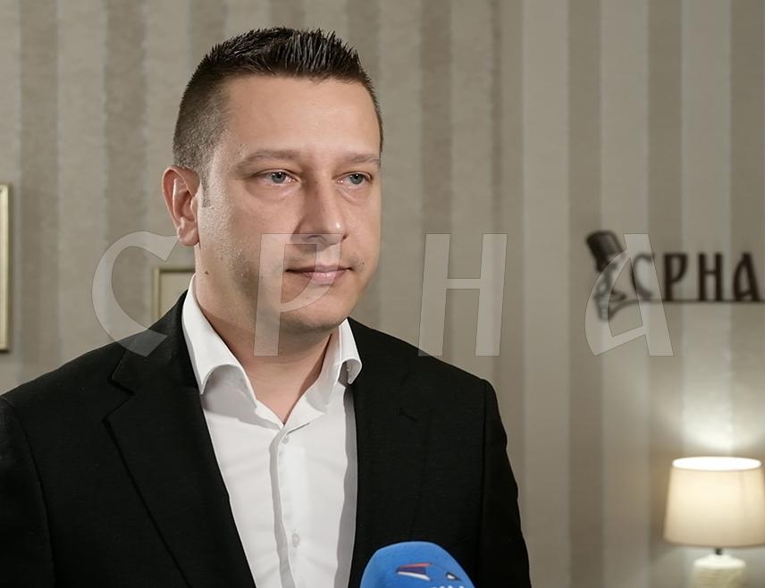 ИСТОЧНО САРАЈЕВО, 8. ДЕЦЕМБРА /СРНА/ - Замјеник министра одбране у Савјету министара Александар Гогановић изјавио је за Срну да је наратив "Tројке" о наводном уцјењивању ЕУ од лидера СНСД-а Милорада Додика лажан и политички манипулативан и поручио да се европски пут не може градити без легитимних представника српског народа у заједничким институцијама.