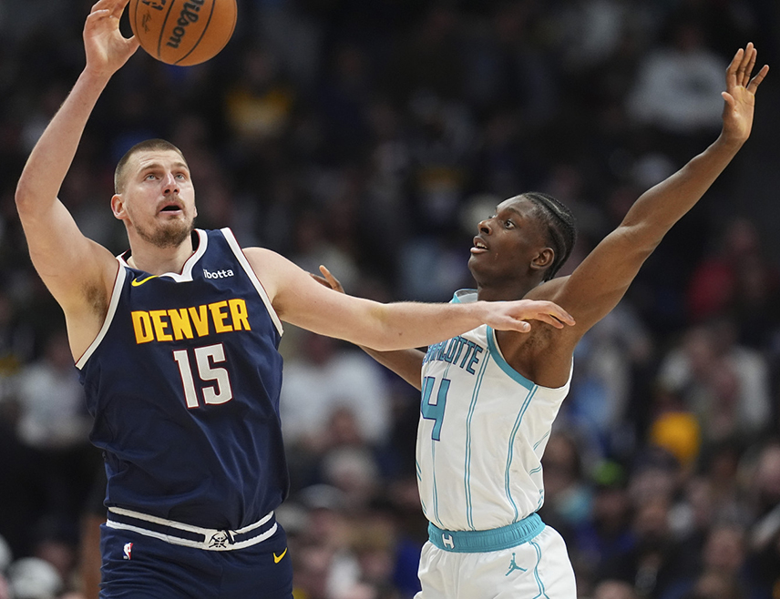 БИЈЕЉИНА, 8. ДЕЦЕМБРА /СРНА/ - Кошаркаши "Денвер нагетса" побиједили су екипу "Шарлот хорнетсе" резултатом 115:106, а Никола Јокић меч је завршио са 28 поена, 11 асистенција и девет скокова.