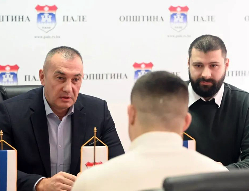 ПАЛЕ, 8. ДЕЦЕМБРА /СРНА/ - Начелник општине Пале Дејан Којић угостио је данас ММА борца Петра Благојевића један је од најталентованијих у овом спорту и тренутно је без пораза.