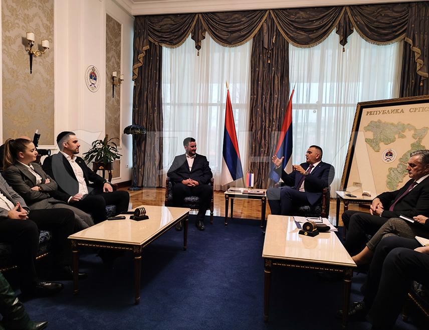БАЊАЛУКА, 8. ДЕЦЕМБРА /СРНА/ - Предсједник Владе Републике Српске Саво Минић почео је консултације са представницима Уније студената у вези са израдом буџета за наредну годину.