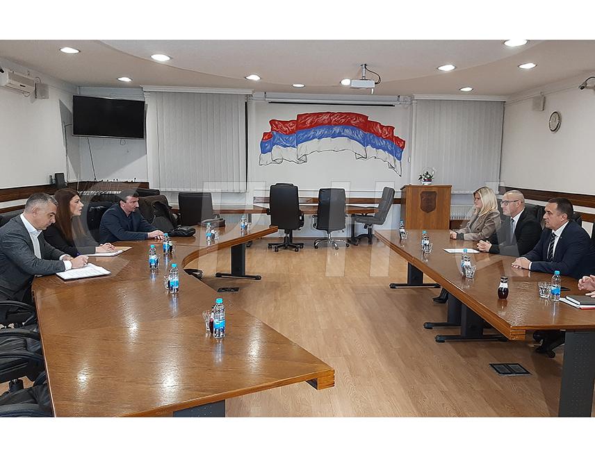 ПРЊАВОР, 8. ДЕЦЕМБРА /СРНА/ - Министар пољопривреде, шумарства и водопривреде Републике Српске Анђелка Кузмић истакла је данас у Прњавору да је тај град примјер како уз републичку власт пољопривредним произвођачима може бити пружена квалитетна подршка.