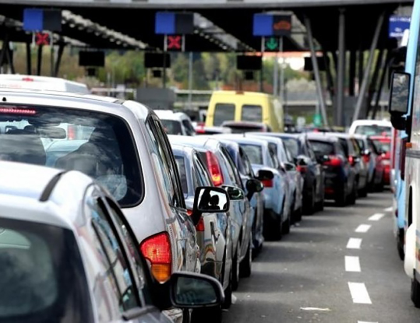 БАЊАЛУКА, 8. ДЕЦЕМБРА /СРНА/ - Повремено је појачан саобраћај на граничним прелазима Градишка, Градина и Велика Кладуша на излазу из БиХ ка Хрватској, саопштено је из Ауто-мото савеза /АМС/ Републике Српске.