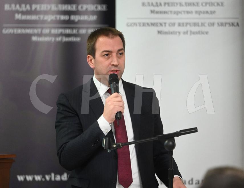 БАЊАЛУКА, 8. ДЕЦЕМБРА /СРНА/ - Министар правде Републике Српске Горан Селак изјавио је данас да је Српска донијела све потребне прописе када је у питању борба против корупције, те позвао правосудне институције да поступају у складу са важећим прописима и процесуирају починиоце кривичних дјела, укључујући и коруптивна.