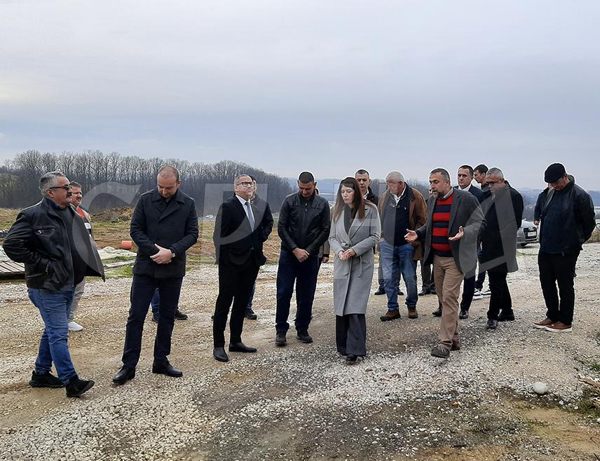 ПРЊАВОР, 8. ДЕЦЕМБРА /СРНА/ - Министар пољопривреде, шумарства и водопривреде Републике Српске Анђелка Кузмић изјавила је да је циљ данашње посјете градилишту објекта "Наша мљекара" у Прњавору да се на лицу мјеста увјери у динамику реализације пројекта у који је до сада уложено око милион КМ.