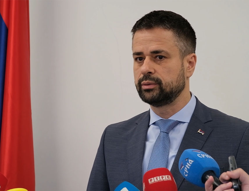 САРАЈЕВО, 8. ДЕЦЕМБРА /СРНА/ - Члан Управног одбора Управе за индиректно опорезивање /УИО/ БиХ из Федерације БиХ Зијад Крњић и данас је гласао против измјена Правилника о унутрашњој организацији УИО, чиме је спријечен рад новог граничног прелаза Градишка.