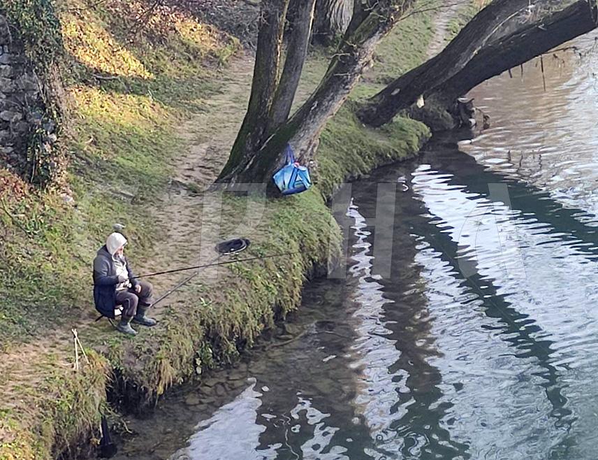 БАЊАЛУКА, 9. ДЕЦЕМБРА /СРНА/ - Сунчано вријеме у Бањалуци јутрос је на ријеку Врбас код тврђаве Кастел измамило бројне риболовце.