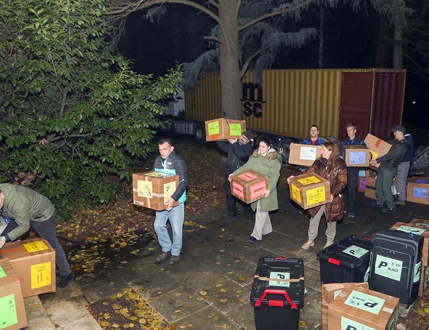 БЕОГРАД, 9. ДЕЦЕМБРА /СРНА/ - Више хиљада божићних пакетића намијењених дјеци без родитељског старања у Србији и Републици Српској, које је обезбиједила хуманитарна организација "Лајфлајн Чикаго" под покровитељством принцезе Катарине Карађорђевић, стигло је у дворски комплекс у Београду.