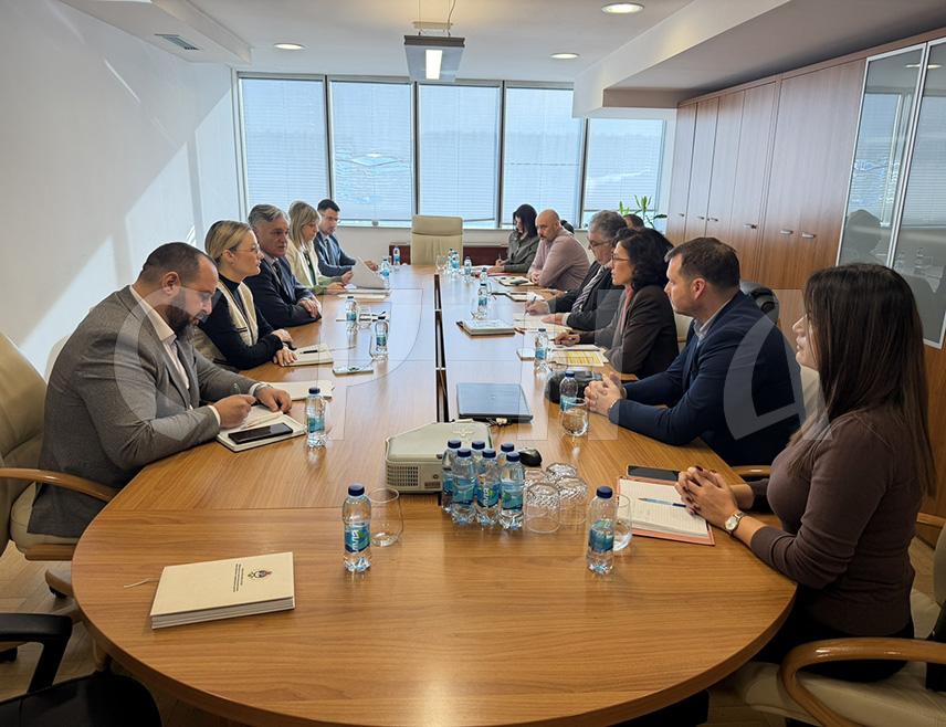 БАЊАЛУКА, 9. ДЕЦЕМБРА /СРНА/ - Од наредне године запослени у високом образовању примаће веће плате, закључено је на састанку министра за научнотехнолошки развој и високо образовање Републике Српске Синише Карана са сарадницима и представника Синдиката образовања, науке и културе Српске, за шта ће у наредној години бити издвојено додатних 830.000 КМ и обухватиће 430 запослених.