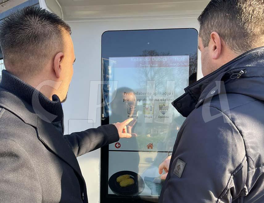 КОЗАРСКА ДУБИЦА, 9. ДЕЦЕМБРА /СРНА/ - У центру Козарске Дубице постављена су два нова апарата за наплату паркинга који грађанима и посјетиоцима омогућавају бржу услугу и доступност мапама са улицама, институцијама и знаменитостима ове локалне заједнице.