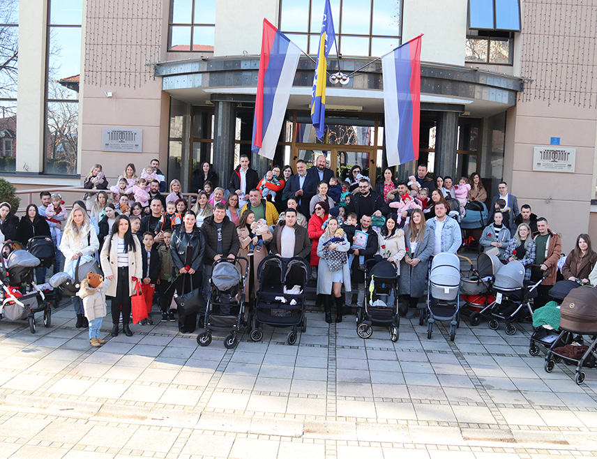 ДЕРВЕНТА, 9. ДЕЦЕМБРА /СРНА/ - Градоначелник Дервенте Игор Жунић уприличио је данас пријем за родитеље 54 бебе, које су рођене од септембра до децембра ове године, а ријеч је о 26 дјевојчица и 28 дјечака, међу којима су и два пара близанаца.