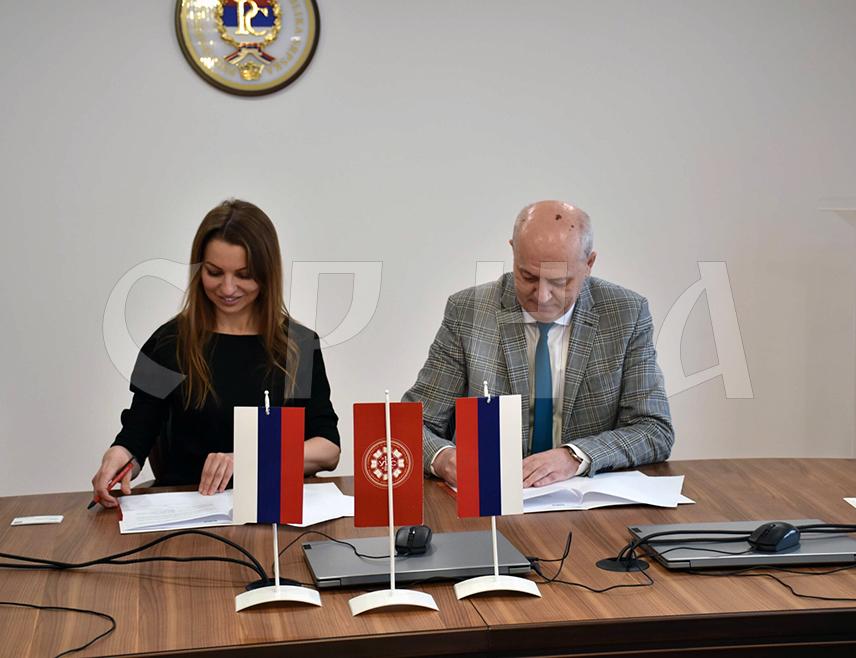 ИСТОЧНО САРАЈЕВО, 9. ДЕЦЕМБРА /СРНА/ - Представници Универзитета у Источном Сарајеву и Балтичког федералног универзитета "Имануел Кант" из Руске Федерације потписали су данас нацрт споразума о сарадњи у области образовања, а разговарано је и о могућности међународне академске размјене студената, наставника и истраживача.