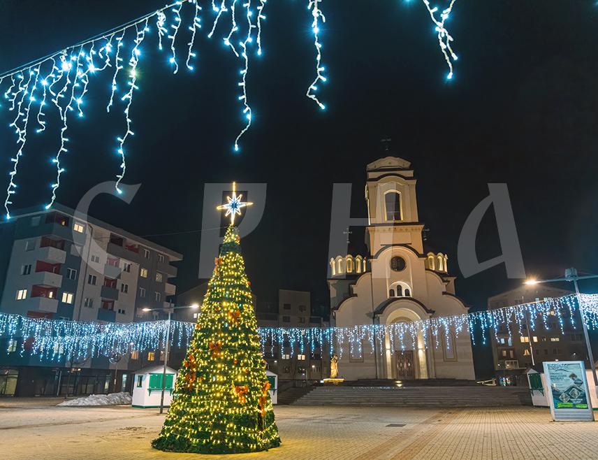 ПАЛЕ, 9. ДЕЦЕМБРА /СРНА/ - Празнични дух на Палама ове године стигао је раније него иначе, а томе је допринијела бајковита сцена на тргу око Храма Светог архангела Гаврила.