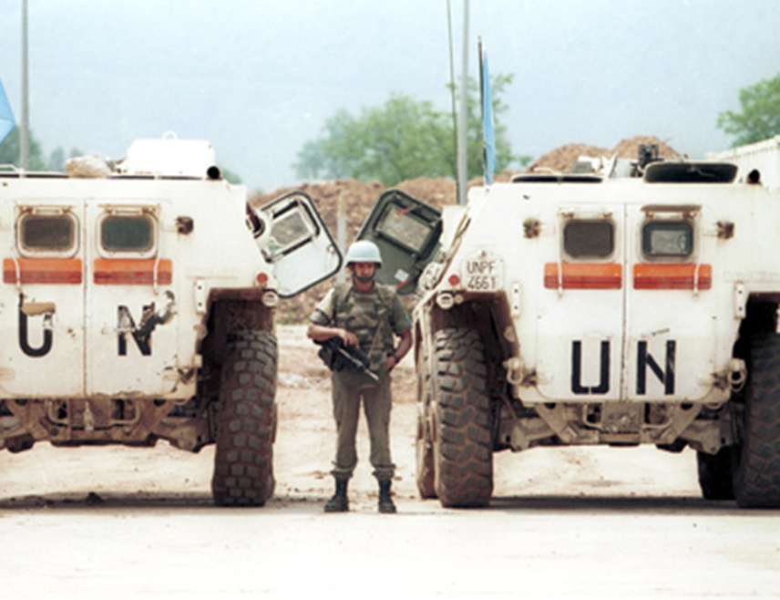 БИЈЕЉИНА, 10. ДЕЦЕМБРА /СРНА/ - Француске власти су 11. децембра 1995. године хитно смијениле команданта снага УН у Сарајеву генерала Ренеа Башлеа, јер је критиковао Дејтонски мировни споразум, предвиђајући да ће препуштање Српског Сарајева муслиманско-хрватској федерацији довести до егзодуса Срба.