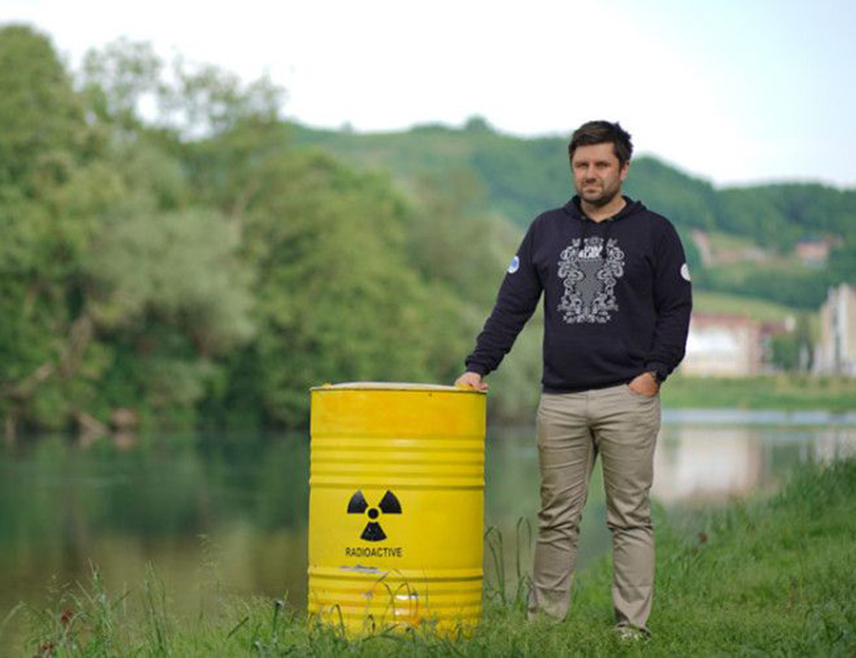 НОВИ ГРАД, 10. ДЕЦЕМБРА /СРНА/ - Предсједник Удружења "Грин тим" Марио Црнковић рекао је Срни да су данас, на Међународни дан људских права, на симпозијуму у Бањалуци, подсјетили да је једно од основних људских права право на здраву животну средину.