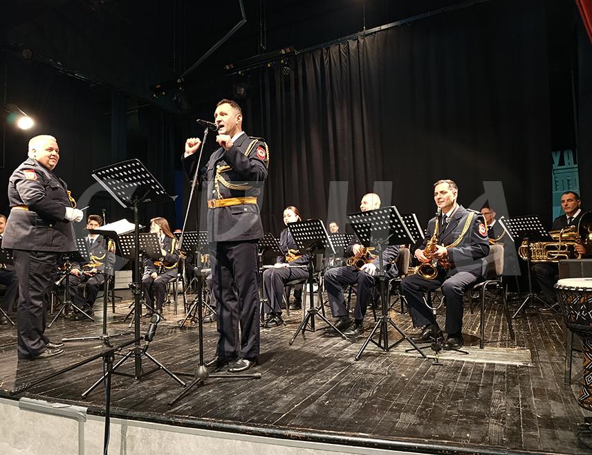 МРКОЊИЋ ГРАД, 10. ДЕЦЕМБРА /СРНА/ - Полицијски оркестар Министарства унутрашњих послова /МУП/ Републике Српске данас је за ученике основних школа у Мркоњић Граду одржао концерт, у оквиру којег су наступ имали и чланови локалног хора "Мали принц".