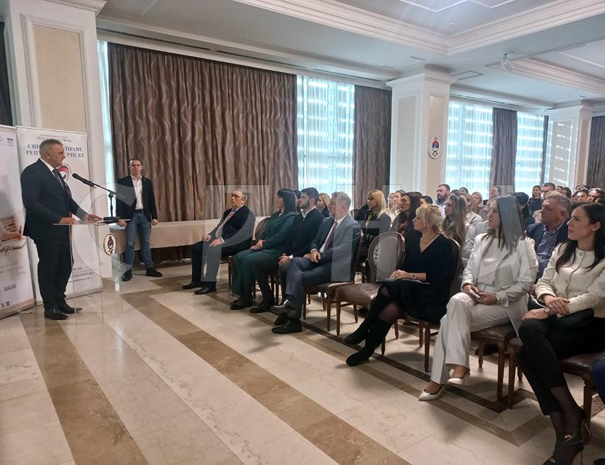 БАЊАЛУКА, 10. ДЕЦЕМБРА /СРНА/ - Предсједник Владе Републике Српске Саво Минић рекао је данас у Бањалуци да је неприхватљиво да при запошљавању постоји дискриминација жена, нарочито мајки, те да је циљ Владе Српске да законским рјешењима допринесе успостављању равнотеже између пословног и породичног живота жена.