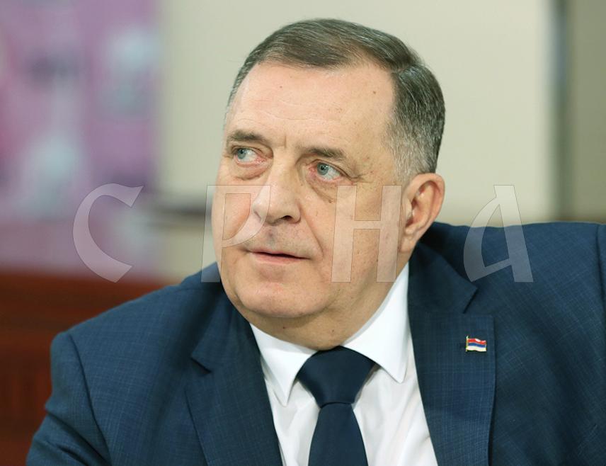 БАЊАЛУКА, 10. ДЕЦЕМБРА /СРНА/ - Предсједник СНСД-а Милорад Додик сматра да би Република Српска требало да донесе одлуку о ограничавању коришћења друштвених мрежа млађима од 16 година и о забрани употребе мобилних телефона у школама.