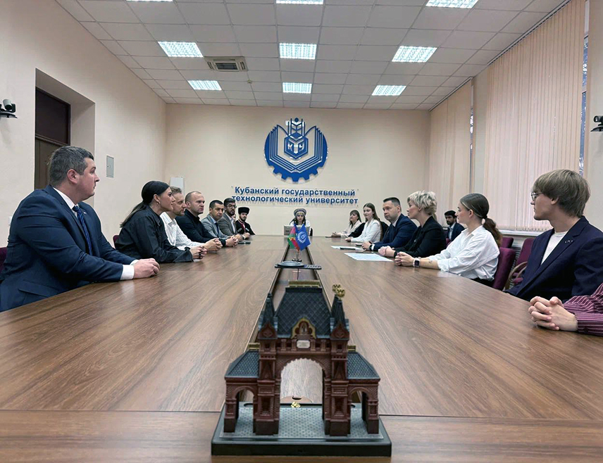 БАЊАЛУКА, 10. ДЕЦЕМБРА /СРНА/ - Генерални директор Фонда за развој Краснодарског краја Иља Шакалов оцијенио је да споразум о сарадњи који су потписали Омладински савјет Републике Српске и овај фонд отвара ново поглавље у развоју економске, хуманитарне и омладинске сарадње.