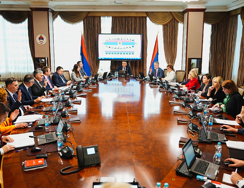 БАЊАЛУКА, 10. ДЕЦЕМБРА /СРНА/ - Владa Републике Српске утврдила је данас Приједлог закона о измјени Закона о локалној самоуправи, како би били регулисани услови да одређеним општинама буде додијељен статус града у законом прописаној процедури.