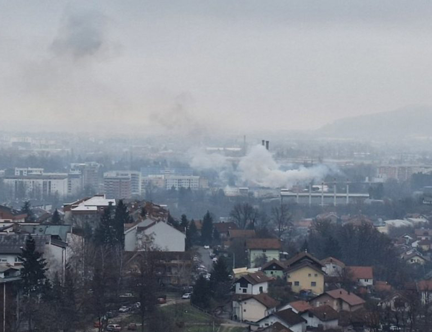 САРАЈЕВО, 11. ДЕЦЕМБРА /СРНА/ - Ваздух је јутрос нездрав у Тузли, Бањалуци, Добоју и Лукавцу, па се грађанима препоручује да избјегавају боравак напољу због могућих посљедица по органе за дисање.
