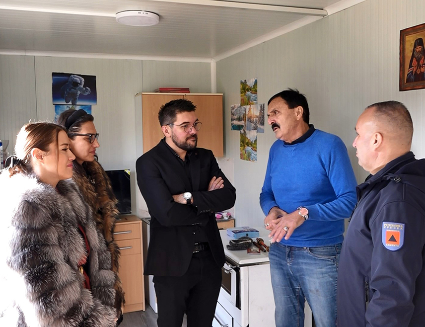 БАЊАЛУКА, 11. ДЕЦЕМБРА /СРНА/ - Стевo Вучић из Агиног Села код Бањалуке, којем је прије мјесец дана изгорјела породична кућа, добио је стамбени контејнер, кревет и неопходне потрепштине.