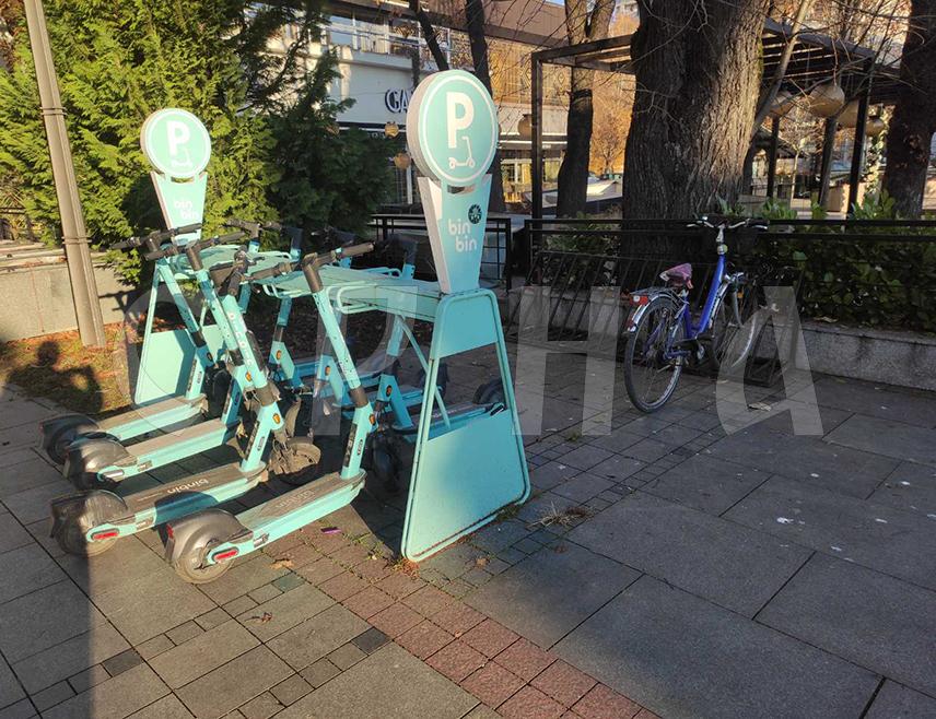 БАЊАЛУКА, 11. ДЕЦЕМБРА /СРНА/ - Бројни Бањалучани, посебно млађи, све чешће бирају да изнајме електрични тротинет за превоз и обављање различитих обавеза по граду, али старији су и даље вјерни бициклима.