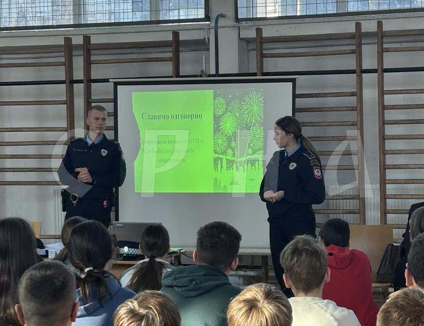 БАЊАЛУКА, 11. ДЕЦЕМБРА /СРНА/ - За око 120 ученика виших разреда бањалучке Основне школе "Змај Јова Јовановић" данас је одржано предавање о посљедицима нестручне употребе пиротехничких средстава.