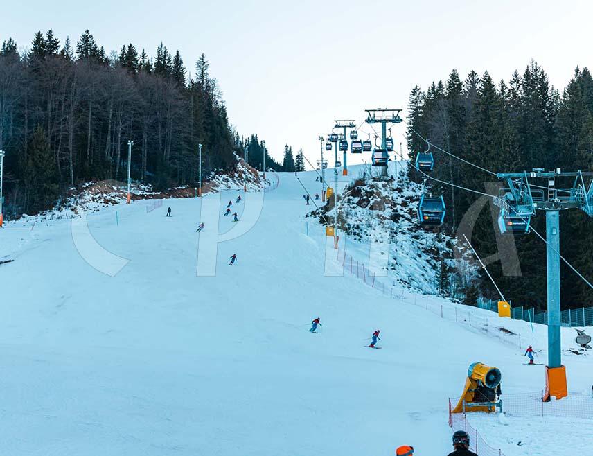 ЈАХОРИНА, 11. ДЕЦЕМБРА /СРНА/ - На Јахорини је вечерас званично отворена зимска туристичка сезона.