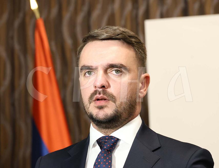 БАЊАЛУКА, 11. ДЕЦЕМБРА /СРНА/ - Потпредсједник Републике Српске Давор Прањић поручио је вечерас да Хрвати и повратници у Српску ове године дочекују Божић у добром расположењу, те додао да су институције Републике Српске обезбиједиле средства за хуманитарне пакете за католичке жупе.