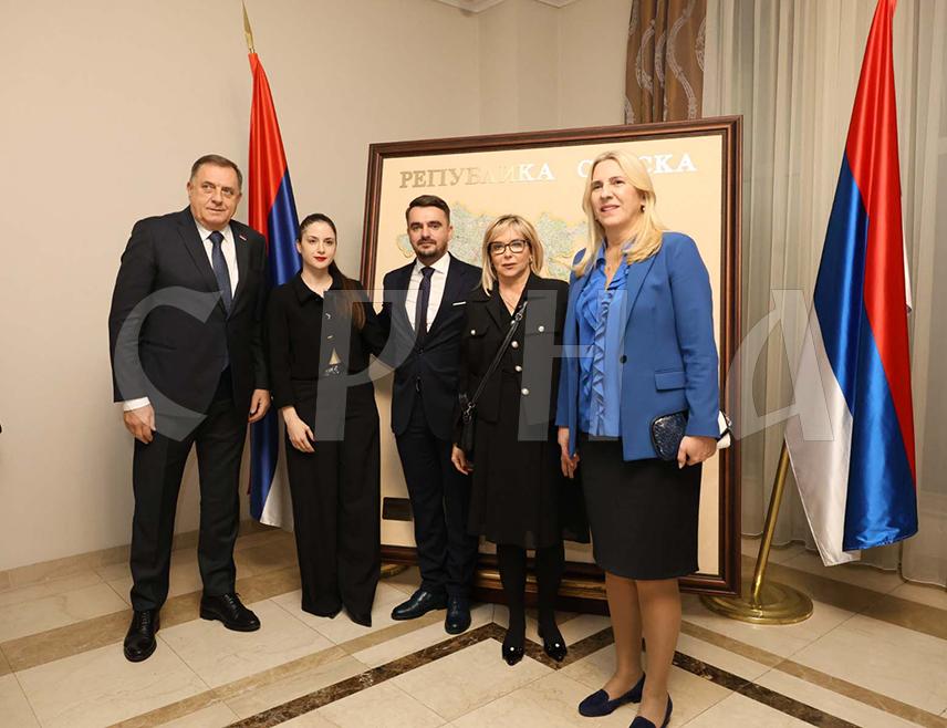 БАЊАЛУКА, 11. ДЕЦЕМБРА /СРНА/ - Српски члан Предсједништва БиХ Жељка Цвијановић истакла је да су са вечерашњег пријема у Бањалуци поводом католичког Божића којем је присуствовало и руководство Републике Српске послате поруке мира, сарадње и суживота.