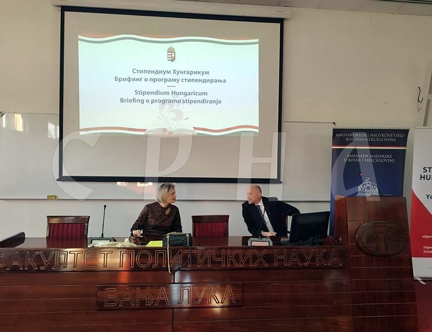 БАЊАЛУКА, 12. ДЕЦЕМБРА /СРНА/ - Студентима Универзитета у Бањалуци данас је представљен програм стипендија из Мађарске "Стипендијум Хунгарикум", а амбасадор ове земље у БиХ Кристијан Поша изјавио је да је ријеч о привлачном пројекту за стране студенте кроз који је прошло око хиљаду младих са Балкана.