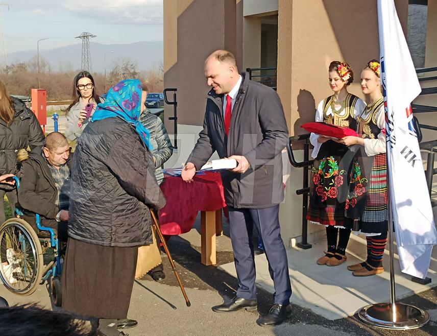 ЗВОРНИК, 12. ДЕЦЕМБРА /СРНА/ - У зворничком насељу Каракај данас су уручени кључеви за 37 корисника стамбене зграде изграђене у оквиру пројекта затварања колективних центара и алтернативних смјештаја "ЦЕБ два".