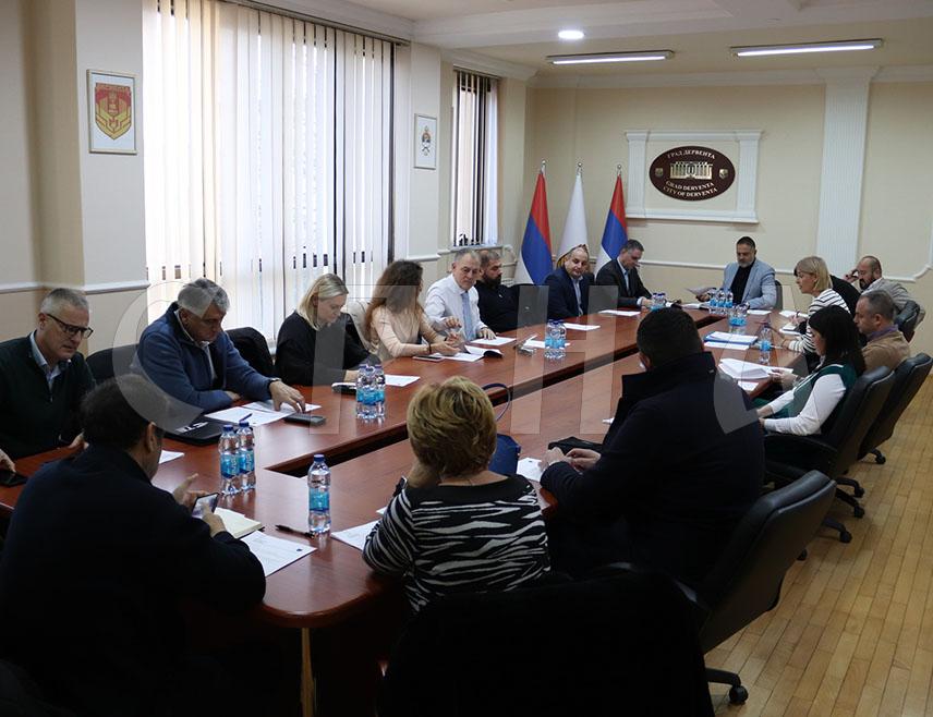 ДЕРВЕНТА, 12. ДЕЦЕМБРА /СРНА/ - Градоначелник Дервенте Игор Жунић изјавио је да ће новоформирани Привредни савјет града бити његова десна рука када је ријеч о привредном развоју, те кључни механизам јавно-приватног дијалога.