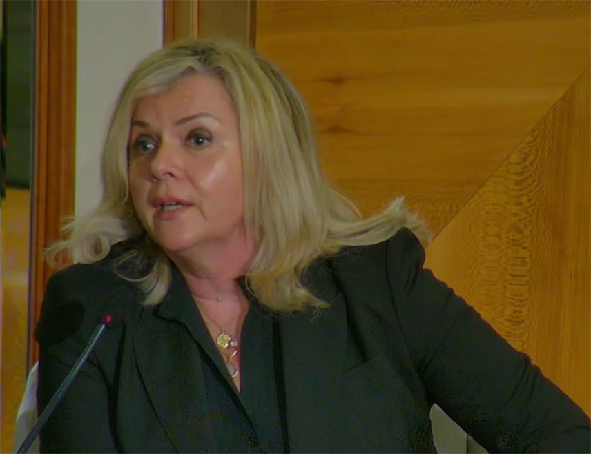 ЗАГРЕБ, 12. ДЕЦЕМБРА /СРНА/ - Посланик у Европском парламенту Жељана Зовко изјавила је данас у Загребу да је федерализам једино рјешење које би БиХ извукло из кризе и упутило земљу ка европском путу.