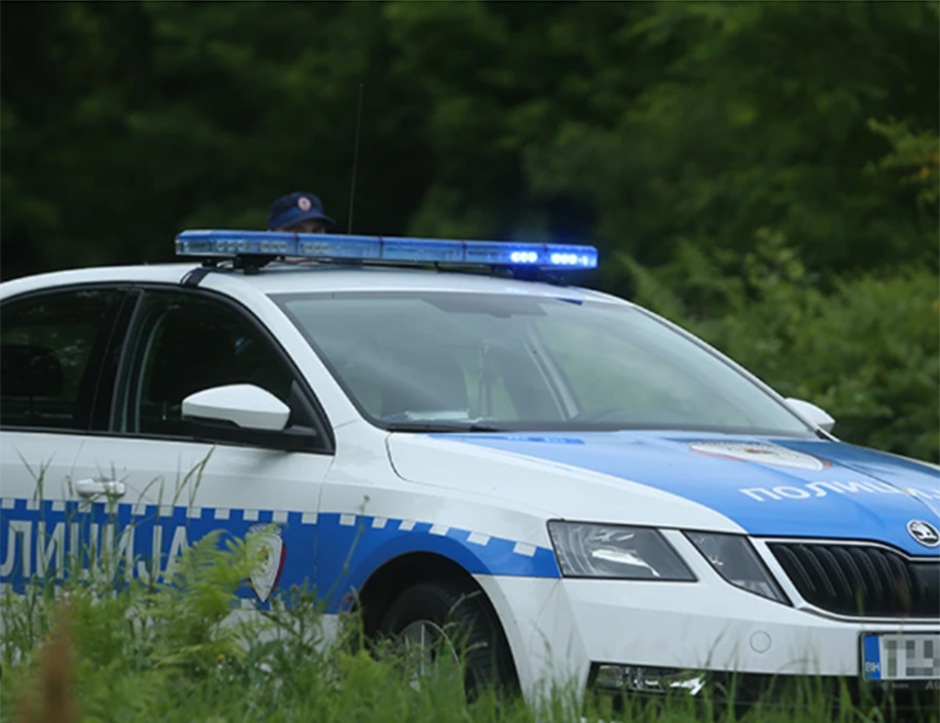 ИСТОЧНО САРАЈЕВО, 13. ДЕЦЕМБРА /СРНА/ - Возач аутомобила "поло" М. Р. /71/ из Вишеграда погинуо је у удесу у мјесту Козарде у општини Рогатица, а четири лица су повријеђена, речено је Срни у Полицијској управи Источно Сарајево.