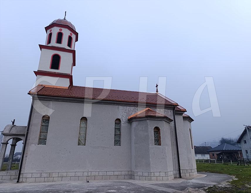 НОВИ ГРАД, 13. ДЕЦЕМБРА /СРНА/ - Спомен-храм Успења Пресвете Богородице у Пољавницама код Новог Града у наредним данима очекује постављање столарије, рекао је Срни парох пољавничко-равнички Небојша Њежић.