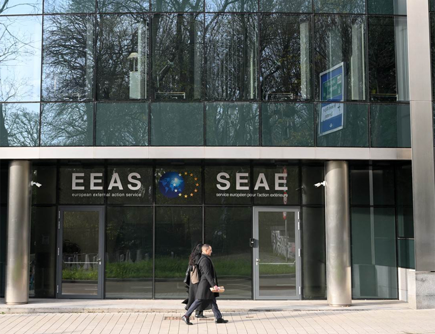 МОСКВА, 13. ДЕЦЕМБРА /СРНА - РИА Новости/ - Европска служба за спољне послове /ЕЕСА/ издала је смјернице о томе како комуницирати са руским дипломатама у сталним мисијама земаља чланица ЕУ при Канцеларији УН у Женеви, рекао је неименовани дипломатски извор.