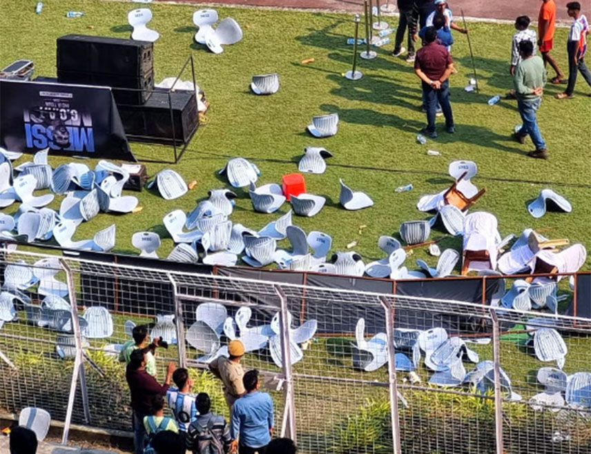 МУМБАЈ, 13. ДЕЦЕМБРА /СРНА/ - Навијачи који су пратили турнеју фудбалера Лионела Месија по Индији разочарани дешавањима током његове посјете стадиону "Солт Лејк" у Калкути цијепали су сједишта и бацали предмете према терену.