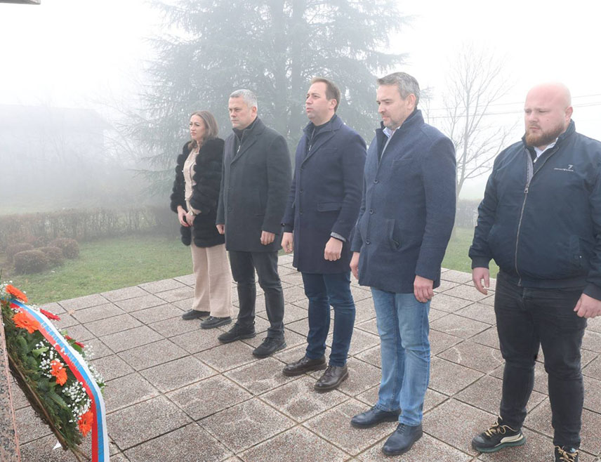 БАЊАЛУКА, 13. ДЕЦЕМБРА /СРНА/ - Предсједник Социјалистичке партије Српске Горан Селак положио је данас вијенац на споменик страдалим Србима у бањалучком насељу Дракулић, одајући пошту жртвама једног од најтежих злочина почињених над српским народом у Другом свјетском рату.