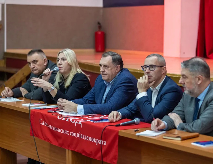 ПРЊАВОР, 13. ДЕЦЕМБРА /СРНА/ - Потпредсједник СНСД-а Жељка Цвијановић изјавила је да је данас разговарано са руководством и активистима СНСД-а Прњавор и да су са терена чули шта су потребе грађана, а шта највећи изазови, те ће се радити на њиховом превазилажењу.