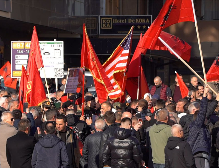 СКОПЉЕ, 13. ДЕЦЕМБРА /СРНА/ - У Скопљу је данас одржан скуп подршке бившим вођама терористичке ОВК којима се суди за ратне злочине на Косову и Метохији.